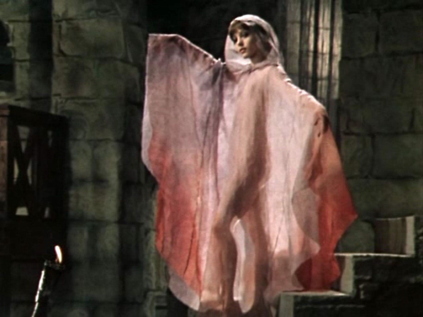 — А если я не против видений, а как раз наоборот!
— Но вы же знаете, чем кончают люди, которые видят то, чего не видят другие?
— Знаю, они попадают в национальную картинную галерею!