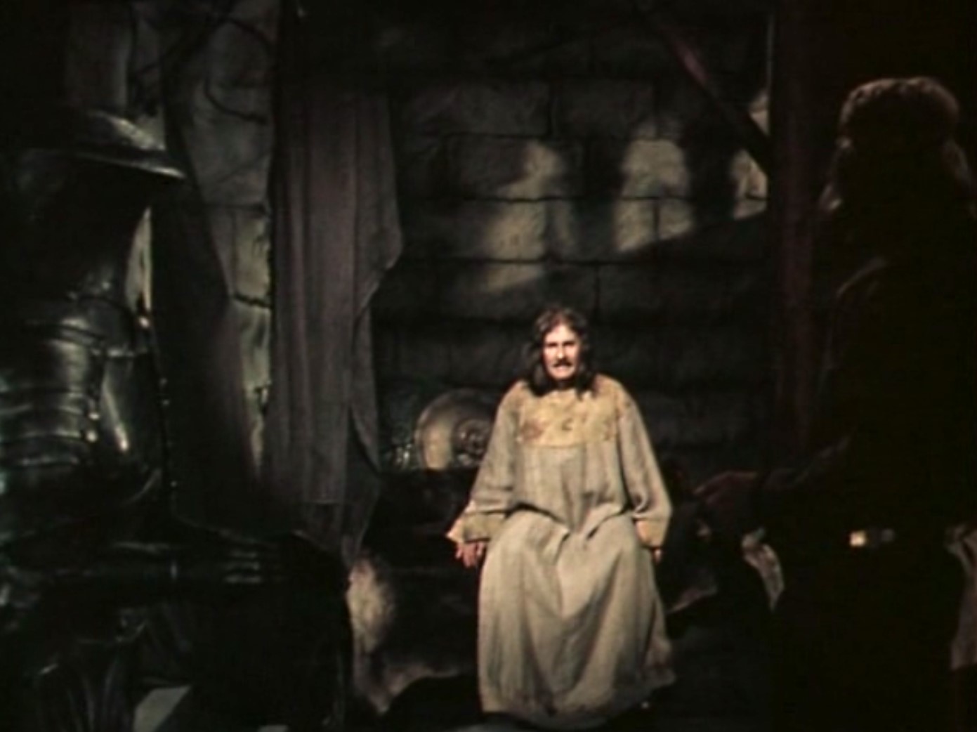 Весёлый человек был наш отец, венценосный король Чарли, каких баб имел! Ухх... Не то что теперешние, ущипнуть не за что...