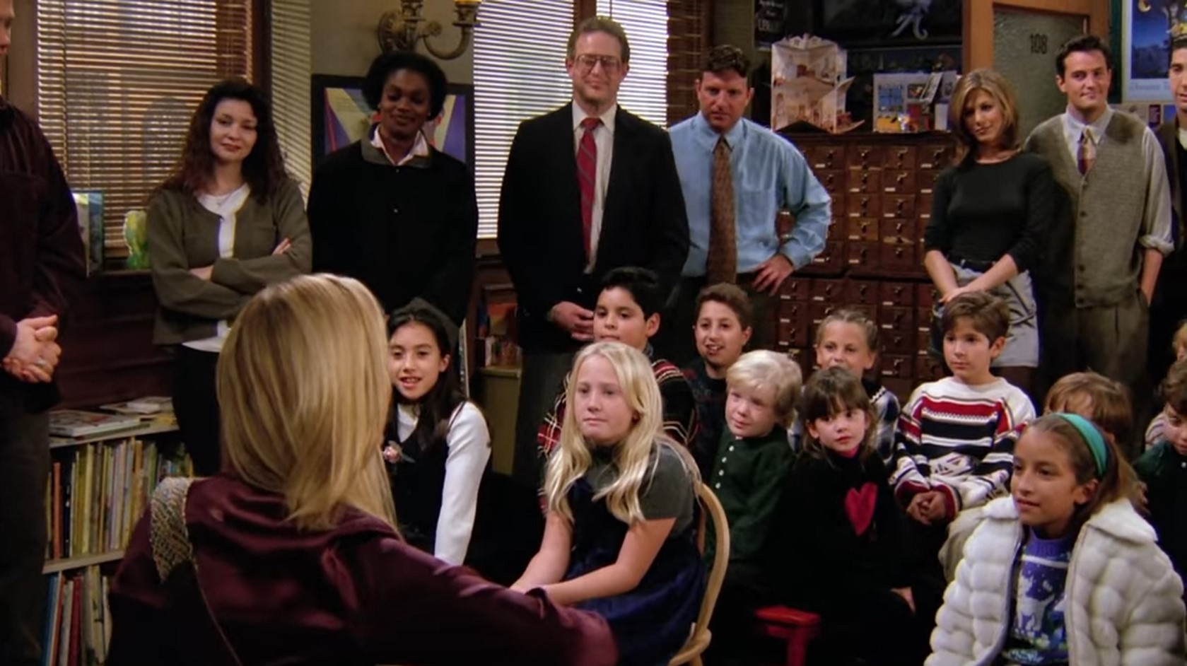 Коровка стоит на лугу,
Коровка стоит на лугу...
Фермер бьет ее током,
Пускает на фарш
И вот мы жуем сосиску!