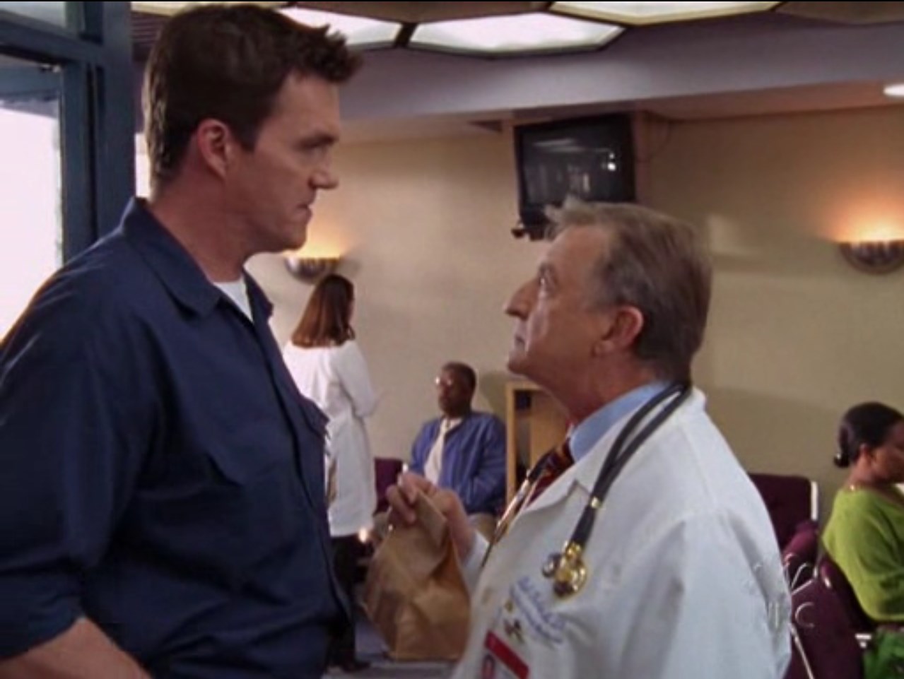 — Сэр, а это что у вас?
— Тухлый хомячок.

— Сэр, если это никому не нужно?..
— Забирай, псих... А что? Сделаю своей белке жилетку из хомяка.