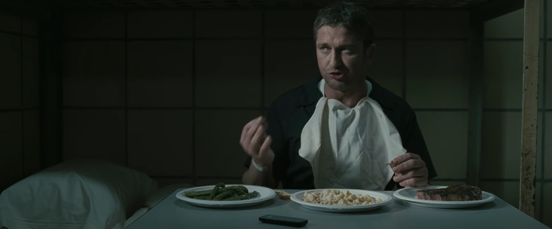 [когда в камеру Клайда Шелтона принесли всю еду из забегаловки, обращается к зеку]:
— Я так понимаю, если не поделиться с тобой…
— Я тебя просто порву! Я тебе ключицу сломаю, череп надвое расколю, понял меня, нет?