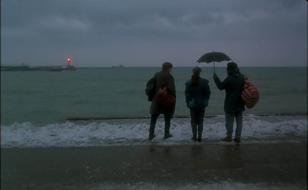 — А Вас, простите, как зовут?
— Алика.
— Странное имя.
— Ничего странного. Дурацкое имя, вот и всё. Мама хотела назвать Александрой, отец Ликой. Сошлись на среднем, получилось Алика. Дикость, как, впрочем, любой компромисс.
— ... А море зовут Чёрное.