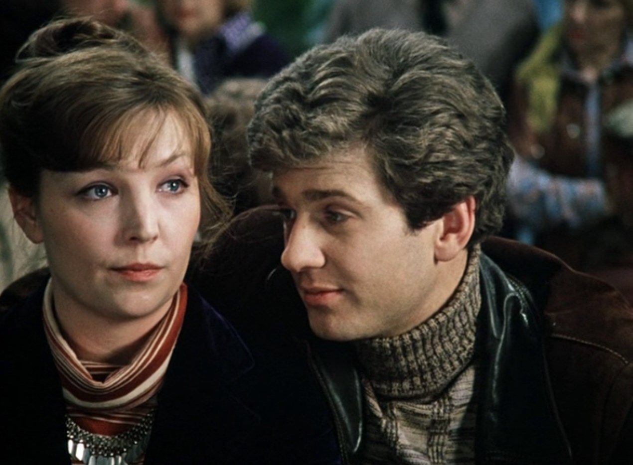 — Марин, когда эта бодяга закончится, поехали ко мне завтракать.
— О! На завтрак меня ещё никогда не приглашали, обычно зовут ужинать.
— Ну вот видите, значит у нас с вами начинается новаторство.
— Я знаю, что я произвожу впечатление женщины, с которой можно начать за ужином, за обедом, даже за завтраком.
— Ну сейчас вы скажете, что вы не такая?
— Нет, не скажу, но и завтракать не поеду. Я уже свое отзавтракала.
— Не рано ли?
— Мой недавний муж отбил у меня всякую охоту к еде в любое время суток.
— Марин, ради вас я готов включиться в любую голодовку.