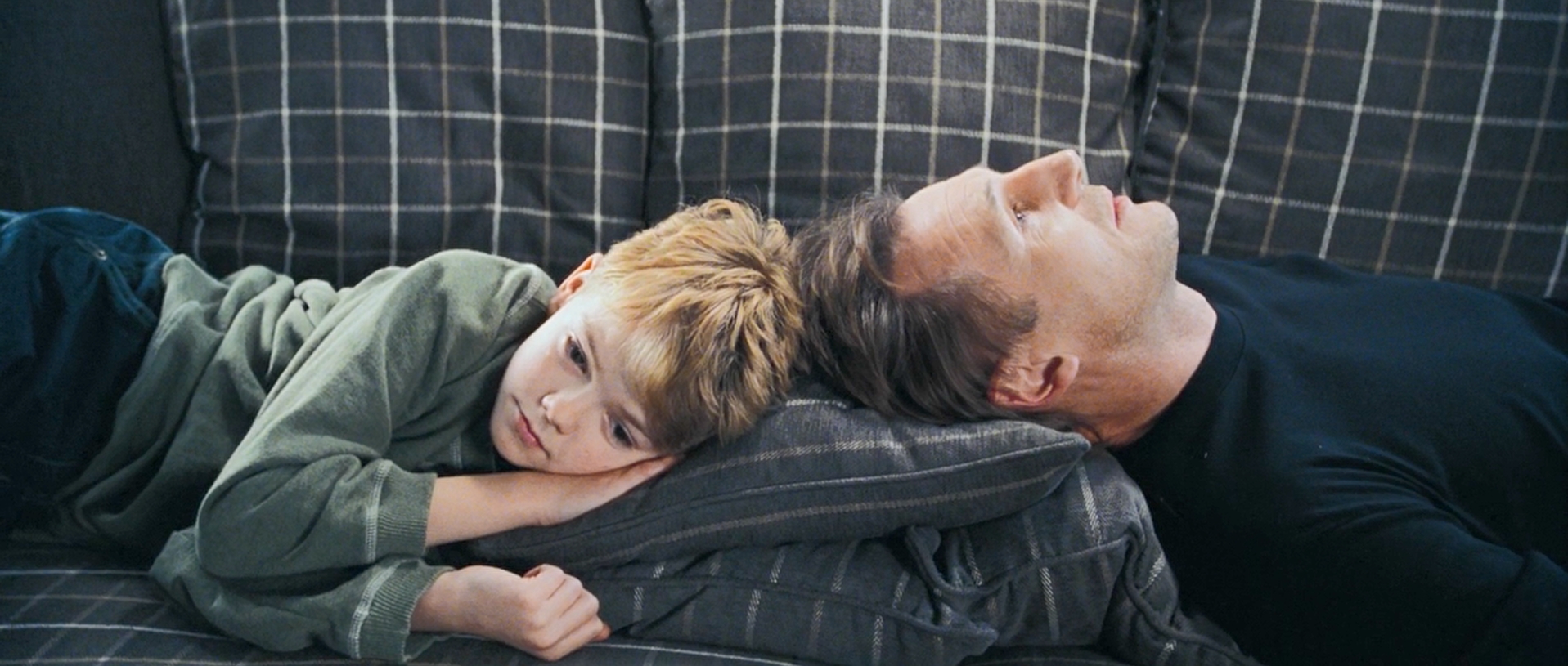 — Она смотрела на тебя?
— Нет... Но ведь в фильмах всё всегда случается в самом конце...