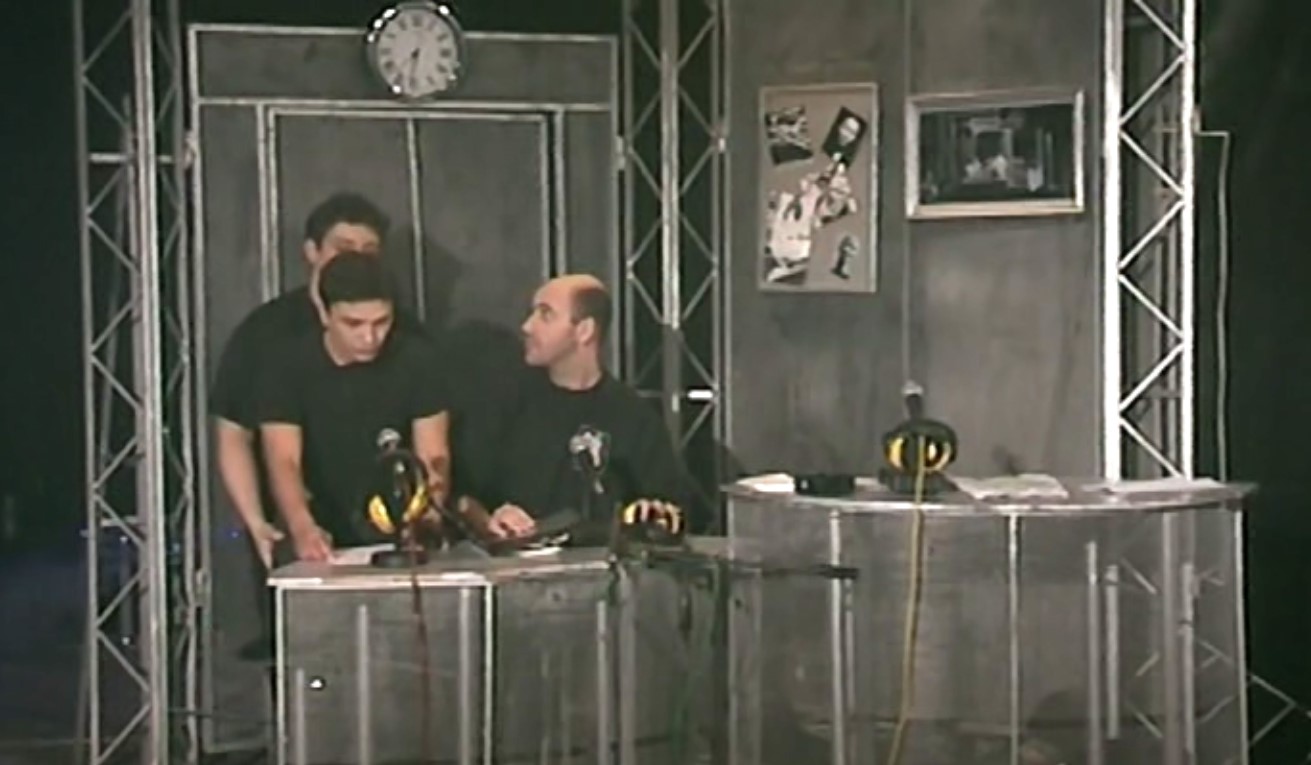 — Ну! Как дела, малыш?
— Руки! Убрал свои гигантские руки!
— Тебе что, перестали нравиться мои грубые мужские ласки?!