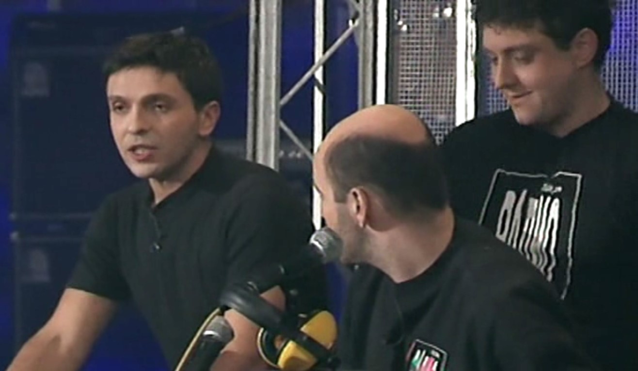 — Ну! Как дела, малыш?
— Руки! Убрал свои гигантские руки!
— Тебе что, перестали нравиться мои грубые мужские ласки?!