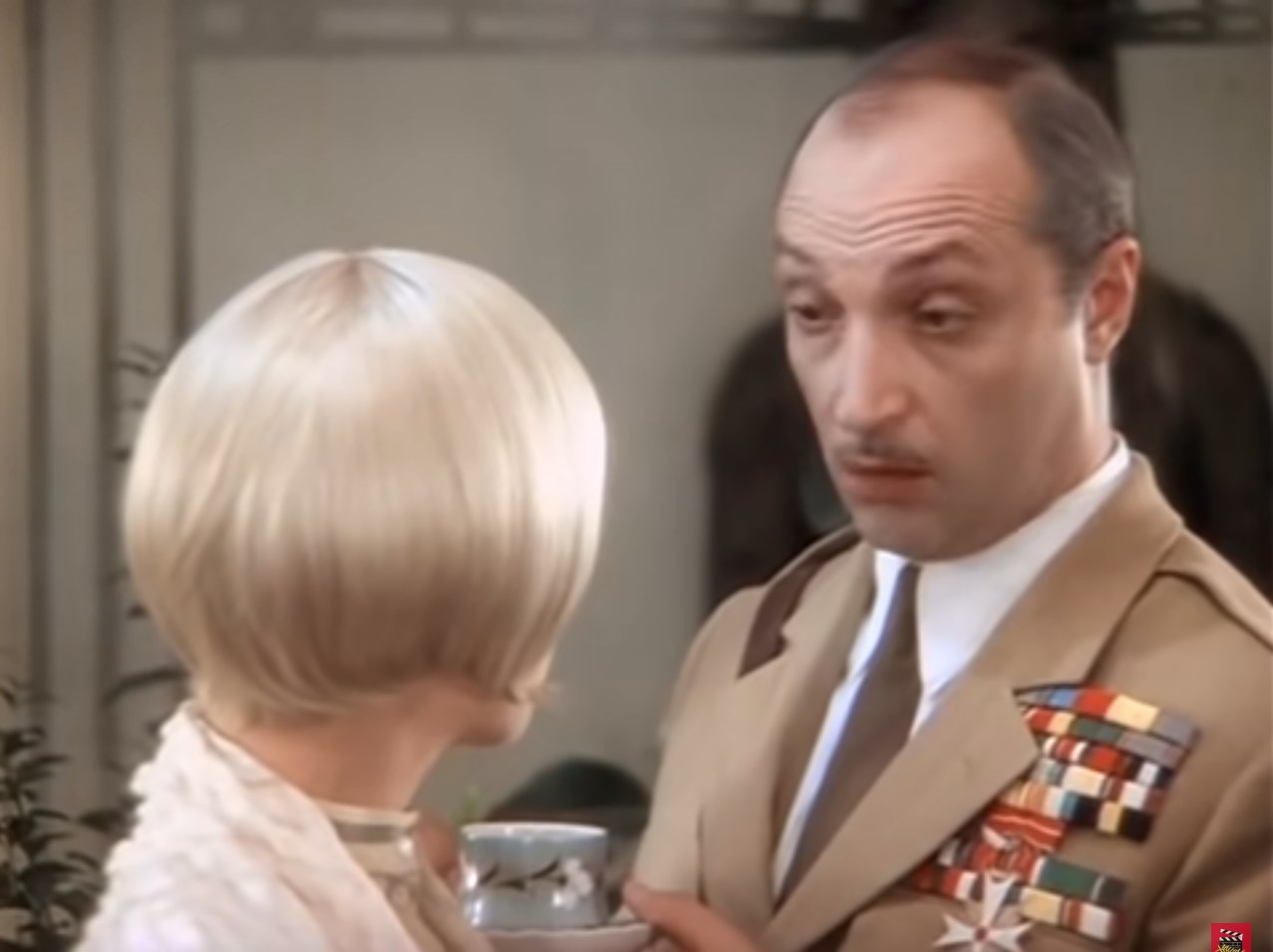 — Бетти, сыграйте нам что-нибудь, пожалуйста! Что-нибудь трогательное!
— Да, я очень люблю трогательную музыку. Сыграйте нам военный марш, да погромче!
— Но я не знаю, не знаю трогательных маршей!…