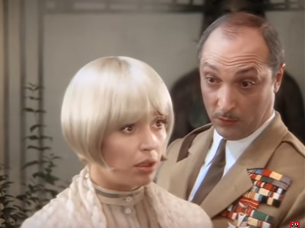 — Бетти, сыграйте нам что-нибудь, пожалуйста! Что-нибудь трогательное!
— Да, я очень люблю трогательную музыку. Сыграйте нам военный марш, да погромче!
— Но я не знаю, не знаю трогательных маршей!…