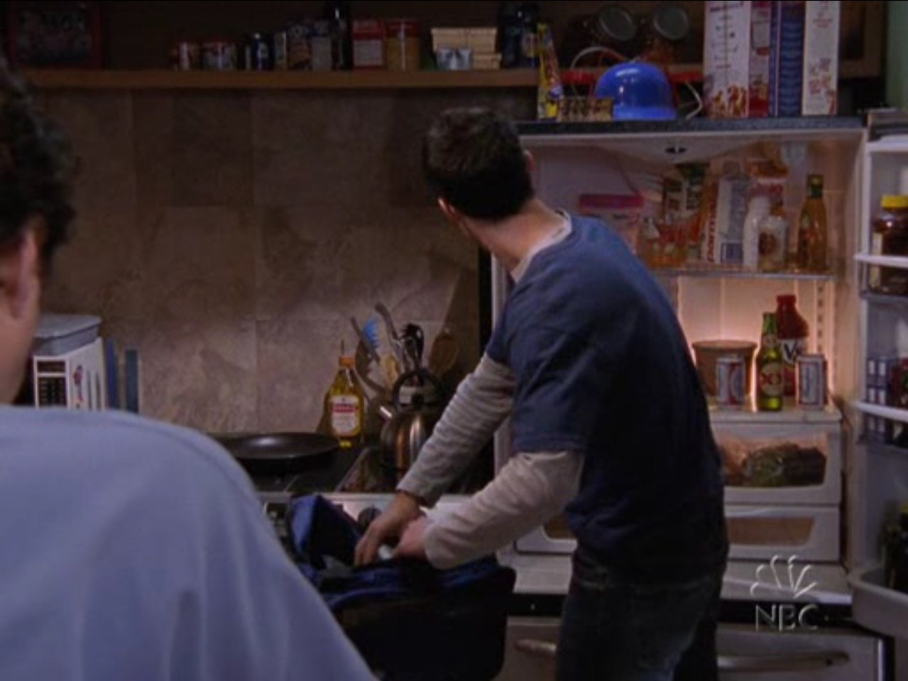 О, привет. А я тут... вещи собираю.