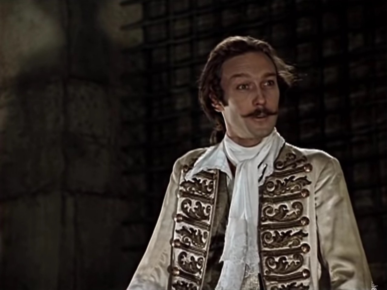 Барон Мюнхгаузен Уважаемые судьи, дамы и господа! Есть пары созданные для любви, мы же были созданы для развода! Якобина с детства не любила меня и, нужно отдать ей должное, сумела вызвать во мне ответные чувства. В церкви на вопрос священника, хотим ли мы стать мужем и женой, мы дружно ответили: «Нет!» — и нас тут же обвенчали. После венчания мы уехали с супругой в свадебное путешествие: я в Турцию, она в Швейцарию. И три года жили там в любви и согласии.