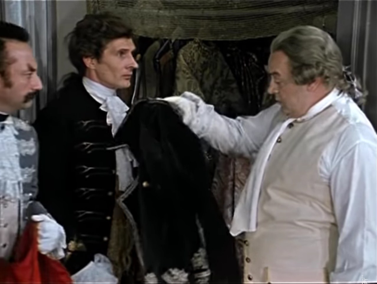 — Где мой военный мундир?
— Прошу Ваше Высочество. Прошу.
— Что? Мне в этом? В однобортном? Да вы что!? Не знаете, что в однобортном сейчас уже никто не воюет? Безобразие! Война у порога, а мы не готовы! Нет, мы не готовы к войне!