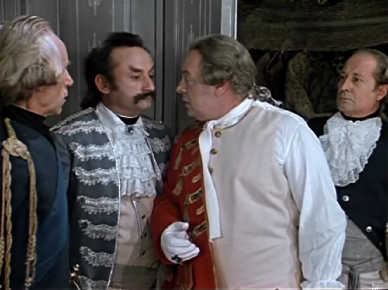 — Где мой военный мундир?
— Прошу Ваше Высочество. Прошу.
— Что? Мне в этом? В однобортном? Да вы что!? Не знаете, что в однобортном сейчас уже никто не воюет? Безобразие! Война у порога, а мы не готовы! Нет, мы не готовы к войне!