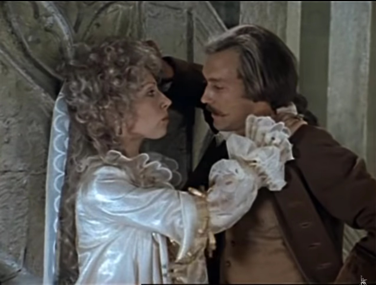 — Хорошо. Сегодня в полночь у памятника.
— У памятника кому?
— Мне.