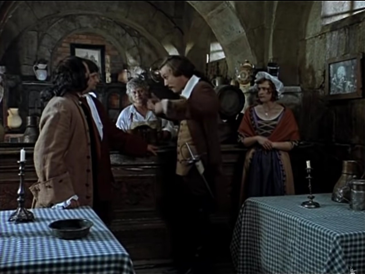 В стороночку, господа. Вы вообще уйдите.