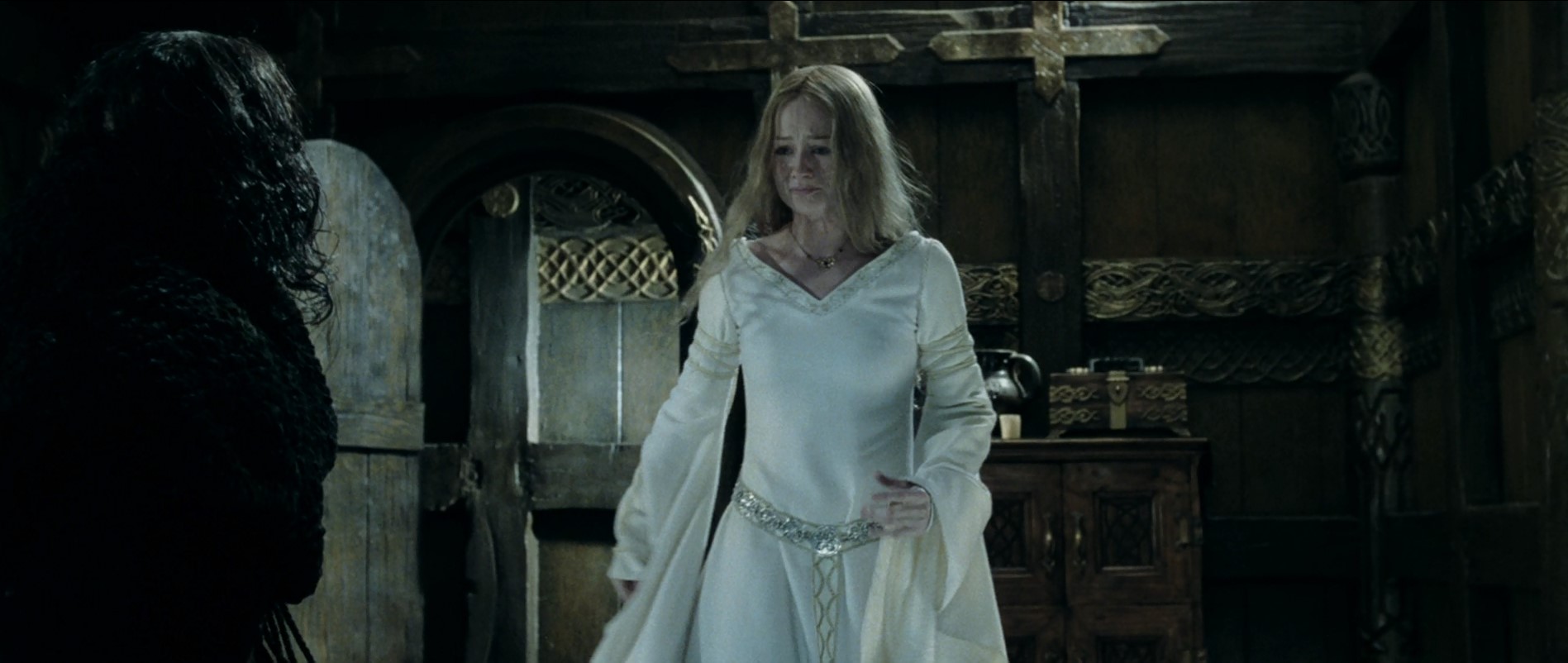 Эовин Грима Гнилоуст — Оставь меня, змей!
— Но ты и так всеми оставлена. Кто знает, что шепчешь ты в горькой темноте ночи, когда кажется, что твоя жизнь загублена, а стены твоей светлицы смыкаются вокруг тебя, будто золочёная клетка. Такая прекрасная и такая холодная. Будто тусклое весеннее утро... всё ещё скованное зимним морозом.
==============================================
— Оставь меня одну, змеёныш!
— Но ты же и так одна. Кто знает, о чём говоришь ты во тьме горькими бессонными ночами, когда кажется, что вся твоя жизнь съёживается до минуты. Стены комнаты сжимаются, подступают вплотную, а в комоде теснятся неведомые жуткие создания?
==============================================
— Оставь меня, змей!
— Ты одинока. Кто знает что ты шепчешь ночью в горестных ночных бдениях, когда жизнь кажется тебе такой жалкой, а стены твоей светлицы сдавливают тебя, окружают как склеп умершего. Такая красивая, такая холодная. Как утро ранней весны... всё ещё по-зимнему ледяное.