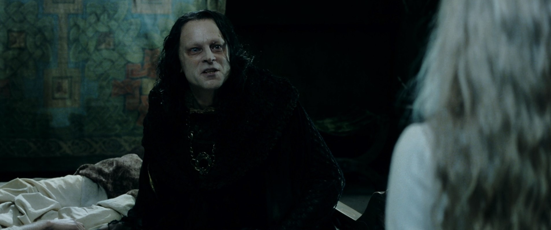 Эовин Грима Гнилоуст — Оставь меня, змей!
— Но ты и так всеми оставлена. Кто знает, что шепчешь ты в горькой темноте ночи, когда кажется, что твоя жизнь загублена, а стены твоей светлицы смыкаются вокруг тебя, будто золочёная клетка. Такая прекрасная и такая холодная. Будто тусклое весеннее утро... всё ещё скованное зимним морозом.
==============================================
— Оставь меня одну, змеёныш!
— Но ты же и так одна. Кто знает, о чём говоришь ты во тьме горькими бессонными ночами, когда кажется, что вся твоя жизнь съёживается до минуты. Стены комнаты сжимаются, подступают вплотную, а в комоде теснятся неведомые жуткие создания?
==============================================
— Оставь меня, змей!
— Ты одинока. Кто знает что ты шепчешь ночью в горестных ночных бдениях, когда жизнь кажется тебе такой жалкой, а стены твоей светлицы сдавливают тебя, окружают как склеп умершего. Такая красивая, такая холодная. Как утро ранней весны... всё ещё по-зимнему ледяное.