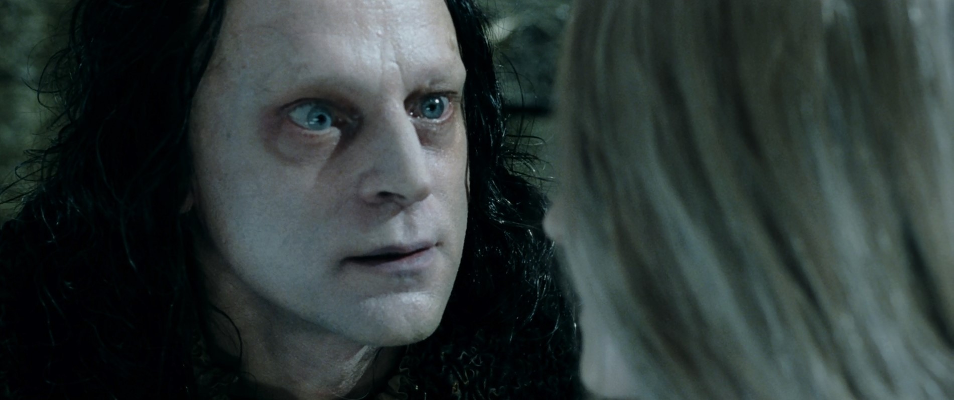 Эовин Грима Гнилоуст — Оставь меня, змей!
— Но ты и так всеми оставлена. Кто знает, что шепчешь ты в горькой темноте ночи, когда кажется, что твоя жизнь загублена, а стены твоей светлицы смыкаются вокруг тебя, будто золочёная клетка. Такая прекрасная и такая холодная. Будто тусклое весеннее утро... всё ещё скованное зимним морозом.
==============================================
— Оставь меня одну, змеёныш!
— Но ты же и так одна. Кто знает, о чём говоришь ты во тьме горькими бессонными ночами, когда кажется, что вся твоя жизнь съёживается до минуты. Стены комнаты сжимаются, подступают вплотную, а в комоде теснятся неведомые жуткие создания?
==============================================
— Оставь меня, змей!
— Ты одинока. Кто знает что ты шепчешь ночью в горестных ночных бдениях, когда жизнь кажется тебе такой жалкой, а стены твоей светлицы сдавливают тебя, окружают как склеп умершего. Такая красивая, такая холодная. Как утро ранней весны... всё ещё по-зимнему ледяное.