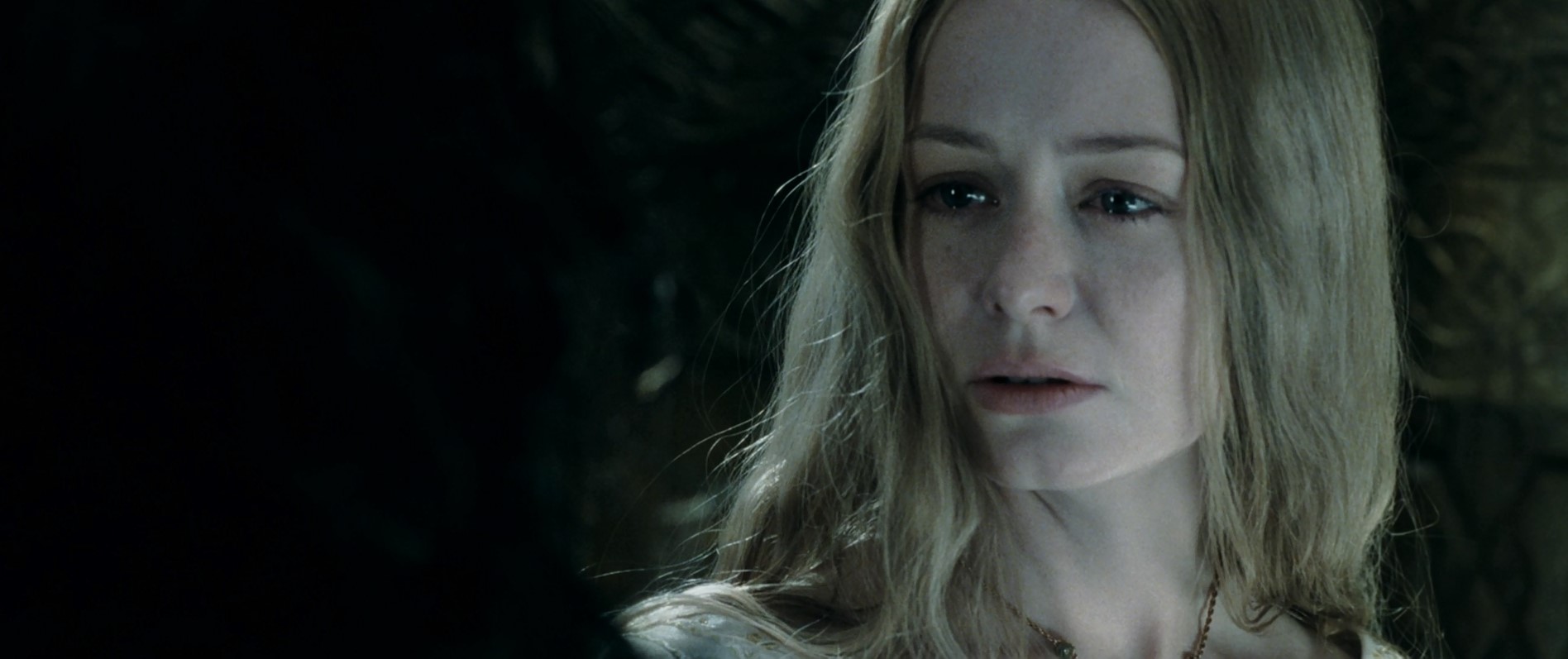 Эовин Грима Гнилоуст — Оставь меня, змей!
— Но ты и так всеми оставлена. Кто знает, что шепчешь ты в горькой темноте ночи, когда кажется, что твоя жизнь загублена, а стены твоей светлицы смыкаются вокруг тебя, будто золочёная клетка. Такая прекрасная и такая холодная. Будто тусклое весеннее утро... всё ещё скованное зимним морозом.
==============================================
— Оставь меня одну, змеёныш!
— Но ты же и так одна. Кто знает, о чём говоришь ты во тьме горькими бессонными ночами, когда кажется, что вся твоя жизнь съёживается до минуты. Стены комнаты сжимаются, подступают вплотную, а в комоде теснятся неведомые жуткие создания?
==============================================
— Оставь меня, змей!
— Ты одинока. Кто знает что ты шепчешь ночью в горестных ночных бдениях, когда жизнь кажется тебе такой жалкой, а стены твоей светлицы сдавливают тебя, окружают как склеп умершего. Такая красивая, такая холодная. Как утро ранней весны... всё ещё по-зимнему ледяное.