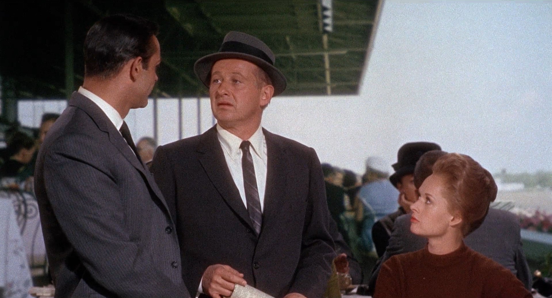 — Прошу прощения, мне показалось, что я узнал эту девушку.
— Он узнал тебя?
— Нет.
— Вы не узнали её.