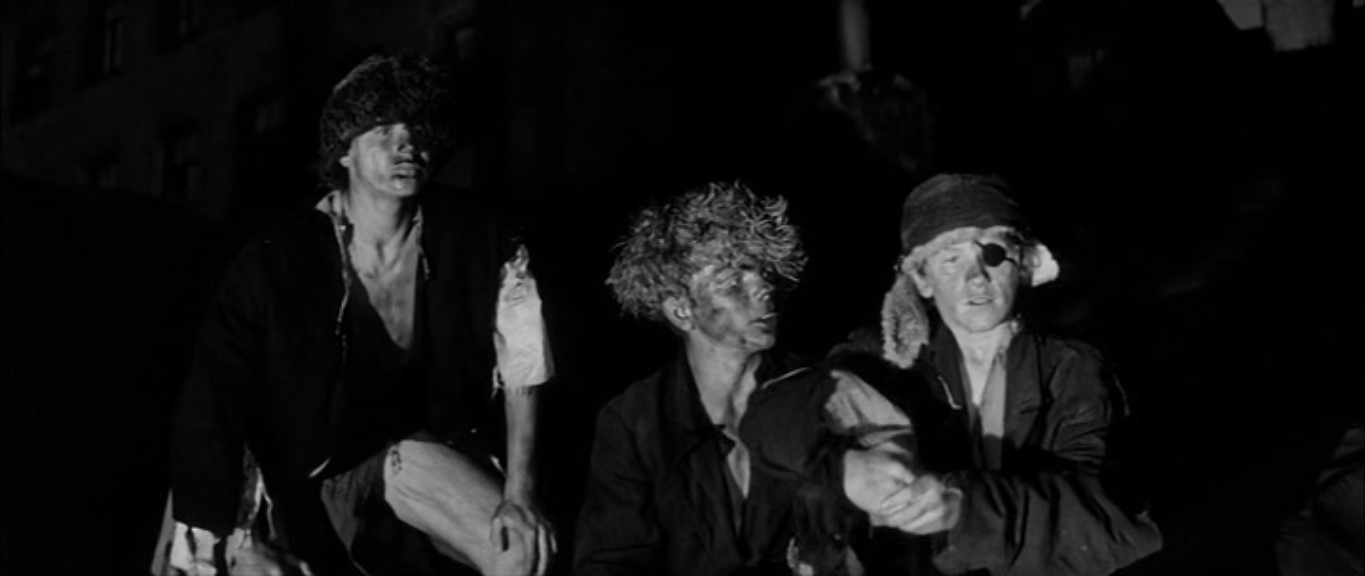 — Что это они, а?
— Морды друг другу бьют... или еду делят!
— Неа... Танцы танцуют!