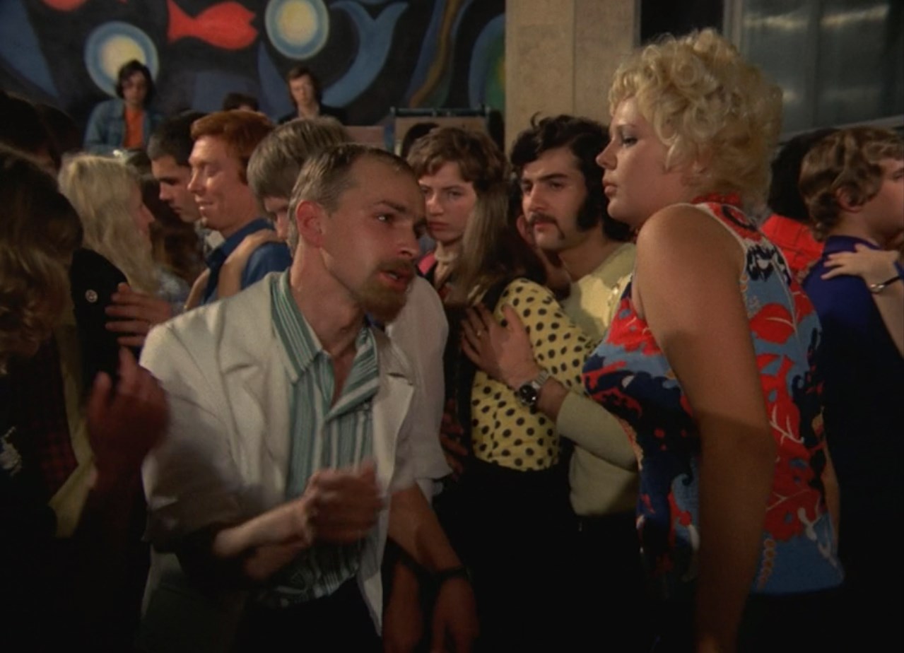 — Разрешите?
— Занято, дядя! Дамы приглашают кавалеров.
— А ты сам, дама, что ли?
— А это моё дело, персональное.