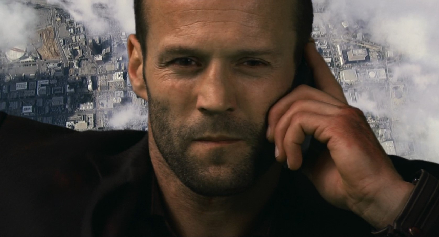 Эй, детка, я опять тебя подвел. Похоже, мне всю жизнь суждено убегать, убегать, убегать… А как бы мне хотелось на минутку притормозить, чтобы уловить запах роз… Но слишком поздно, вероятно. Ты была лучшей, малютка.