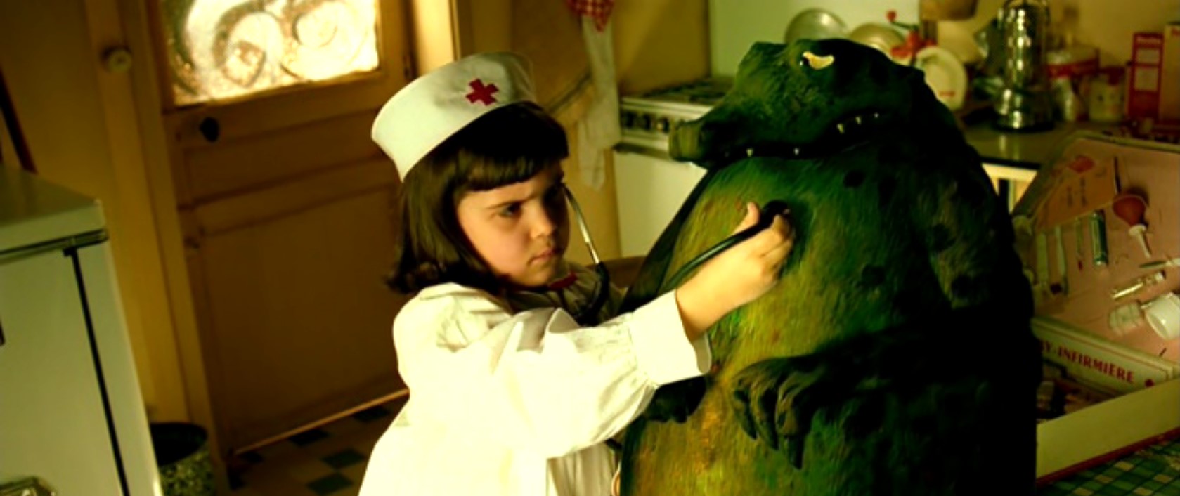 Рассказчик Лишенная контактов с другими детьми, Амели мучается от нервозности матери и холодности отца, и находит убежище лишь в своём воображаемом мире.