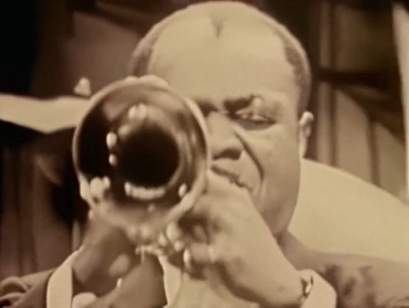 У нас был джаз и кино, а у них — война.