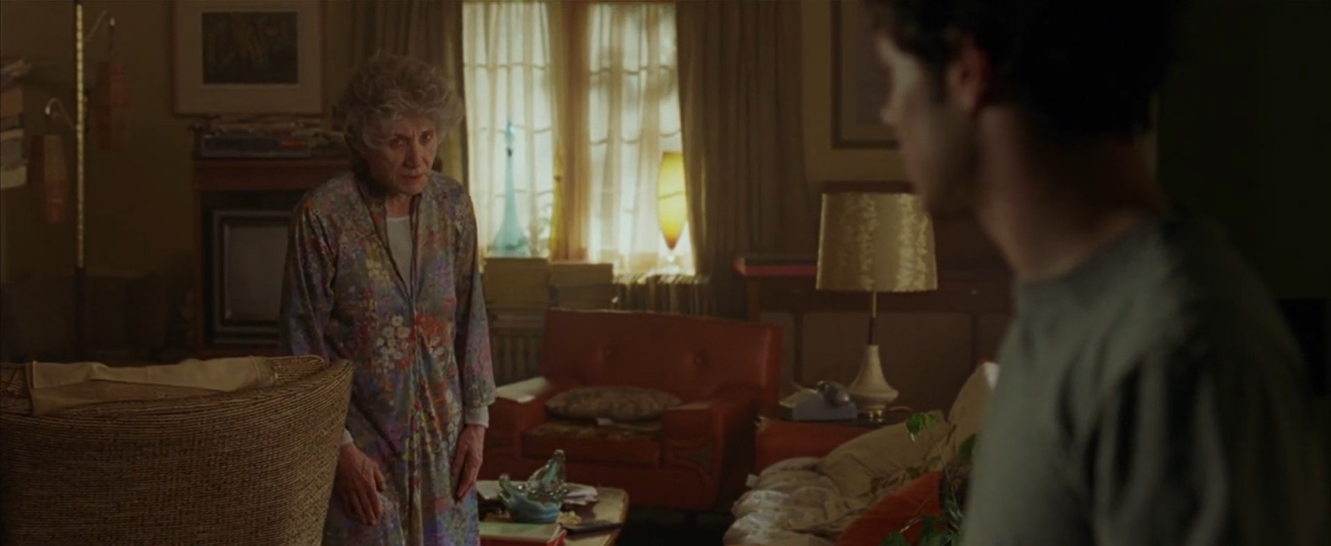 — Возможно, что у меня мог засориться унитаз...
— Возможно? Откуда эта мысль?
— Вода преливается через край, ковер весь промок...
— Хм... Я починю. Но сперва зайду к себе в комнату и повешусь.