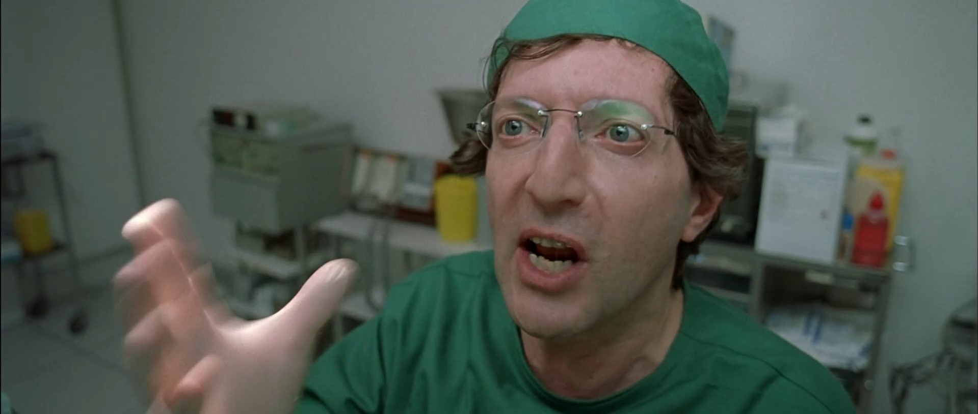 — Показалась головка.
— Лысая?