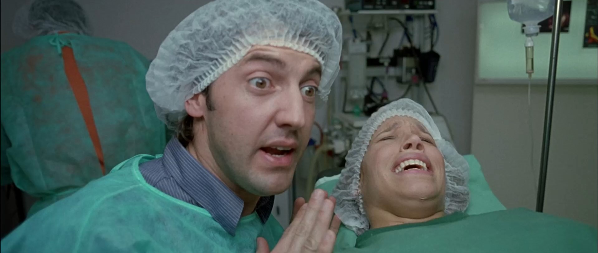 — Показалась головка.
— Лысая?