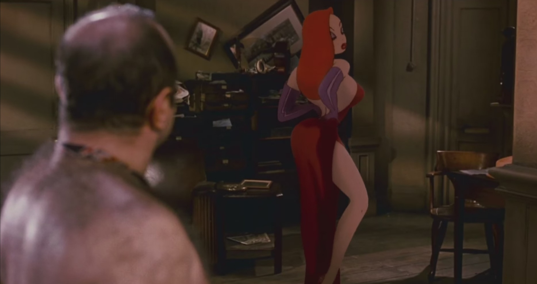 — Если б вы знали, как тяжело приходится женщине, которая выглядит как я.
— Знали бы вы, как тяжело мужчине, который глядит на женщину, которая выглядит, как вы.