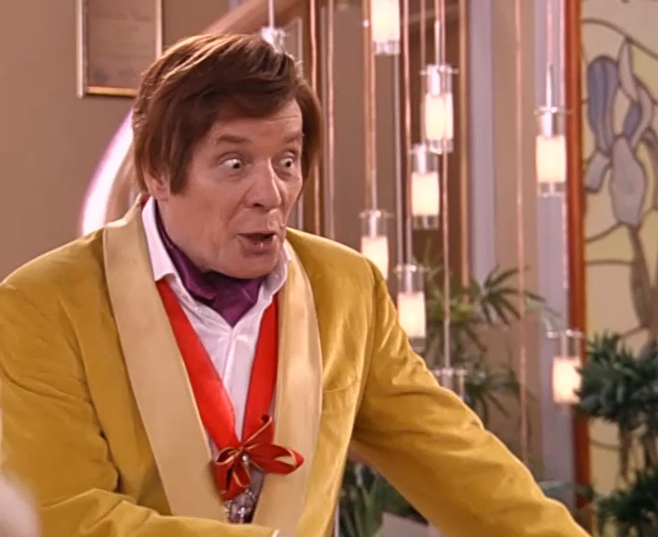 — Как вы чувствуете себя, князь?
— Это что-то потрясающее!
— Ваша дочь сказала, вы были больны?
— Да, два дня я был в соплях, но потом хлопнул перцовочки с солью и, знаете, как рукой сняло!