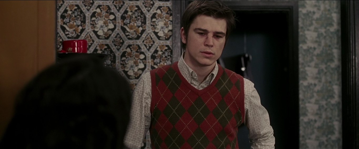 Линдси (соседка Ника) Слевин Келевра — Есть один парень, которого все зовут «Босс», а прямо напротив него живёт человек, которого называют «Раввином».
— Почему «Раввином»?
— Потому что он раввин... Так что, теперь я должен, говоря их языком, убрать «Голубка», чтобы мне простили долг, которого я не делал. Больше того, за сорок восемь часов мне нужно собрать 33 тысячи, а то «Раввин»... Я не знаю мистера Смита, но хуже всего, что я не Ник Фишер.
— Вот потеха.
— Да уж, я ведь не игрок.
— Я имею в виду, что у ганстера сын – педик.