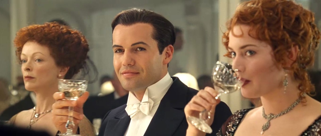 Все, что мне нужно, у меня есть: воздух, чтобы дышать, и папка с листами бумаги. Я люблю просыпаться утром, не зная, что меня ждет, с кем я встречусь и где я окажусь потом. Ещё недавно я ночевал под мостом, а сегодня я здесь, плыву на великолепном судне, пью шампанское в изысканном обществе... Жизнь — это дар и это надо ценить, невозможно угадать, что будет с тобой завтра. Жизнь нужно принимать такой, какая она есть. Важен каждый прожитый день...