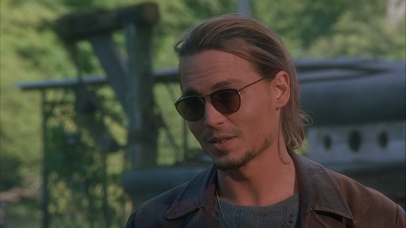 Ру: — Хочу предупредить. Подружитесь с нами — наживёте врагов.
Виенн Роше: — Обещаете?
Ру: — Гарантирую.