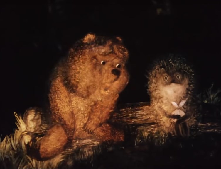 — Ёжик! Где ж ты был? Я звал, звал, а ты не откликался. Я уже и самовар на крыльце раздул, креслице плетёное придвинул, чтобы удобнее звёзды считать было… вот, думаю, сейчас придёшь, сядем, чайку попьём, с малиновым вареньем, ты ведь малиновое варенье несёшь, да? А я и самовар раздул и веточек этих...
— Можжевеловых.
— Можжевеловых! Чтобы дымок был... Ведь кто ж, кроме тебя, звёзды-то считать будет!
… Медвежонок говорил, говорил, а Ёжик думал: «Всё-таки хорошо, что мы снова вместе». И ещё Ёжик думал о Лошади: «Как она там, в тумане?»