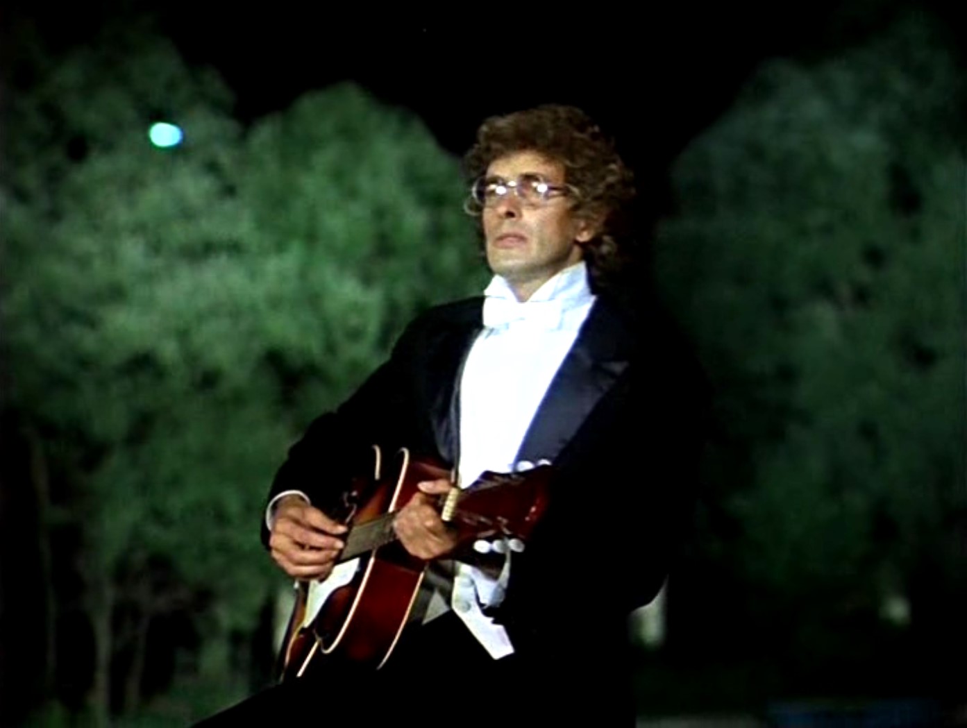 Сотни лет и день и ночь вращается
Карусель-Земля.
Сотни лет всё в жизни возвращается
на круги своя.