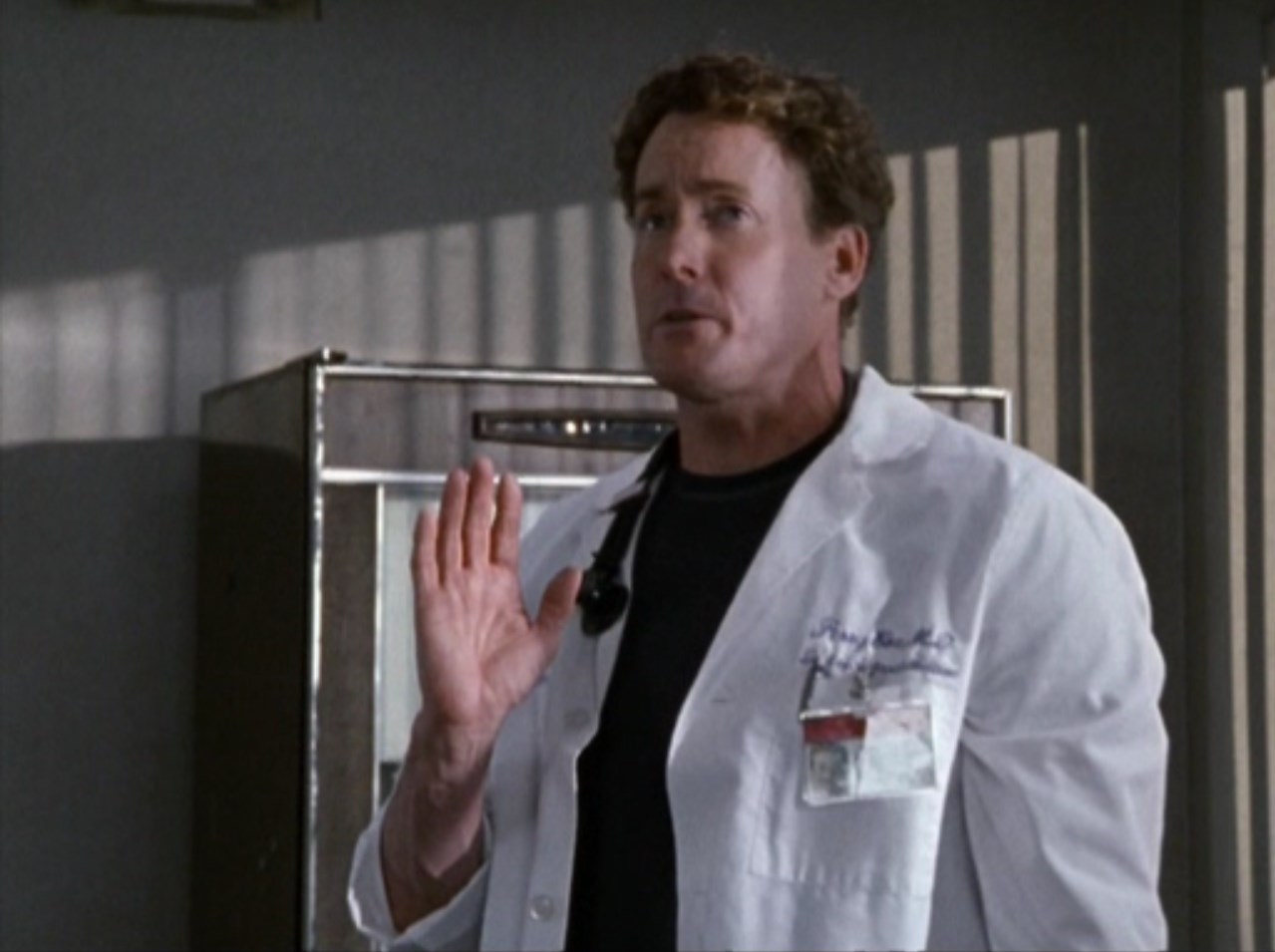 — А чего это ты такой странный?
— Ну возможно это потому, что он так часто брил свою маковку, что волосы начали расти внутрь тыковки!