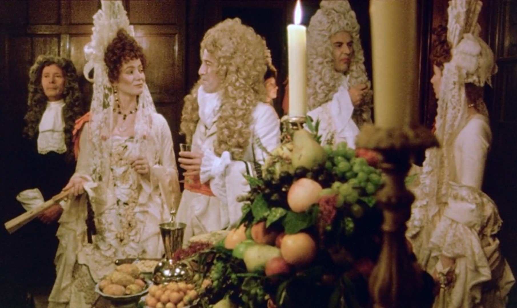 — Я украшаю своим присутствием компанию господина Симора в силу того, что меня пригласили, но, я присутствую здесь не в качестве гостя, а в качестве собственности.
— Поскольку, именно для обсуждения этого вопроса здесь все и собрались, думаю, Вас оценят по достоинству... Я бы и сам Вас оценил... между двумя цветниками на прогулке в апельсиновой роще.
— Вы не слишком экстравагантны в Ваших комплиментах, господин.
— Я пока еще не слишком богат, чтобы предложить Вам больше.