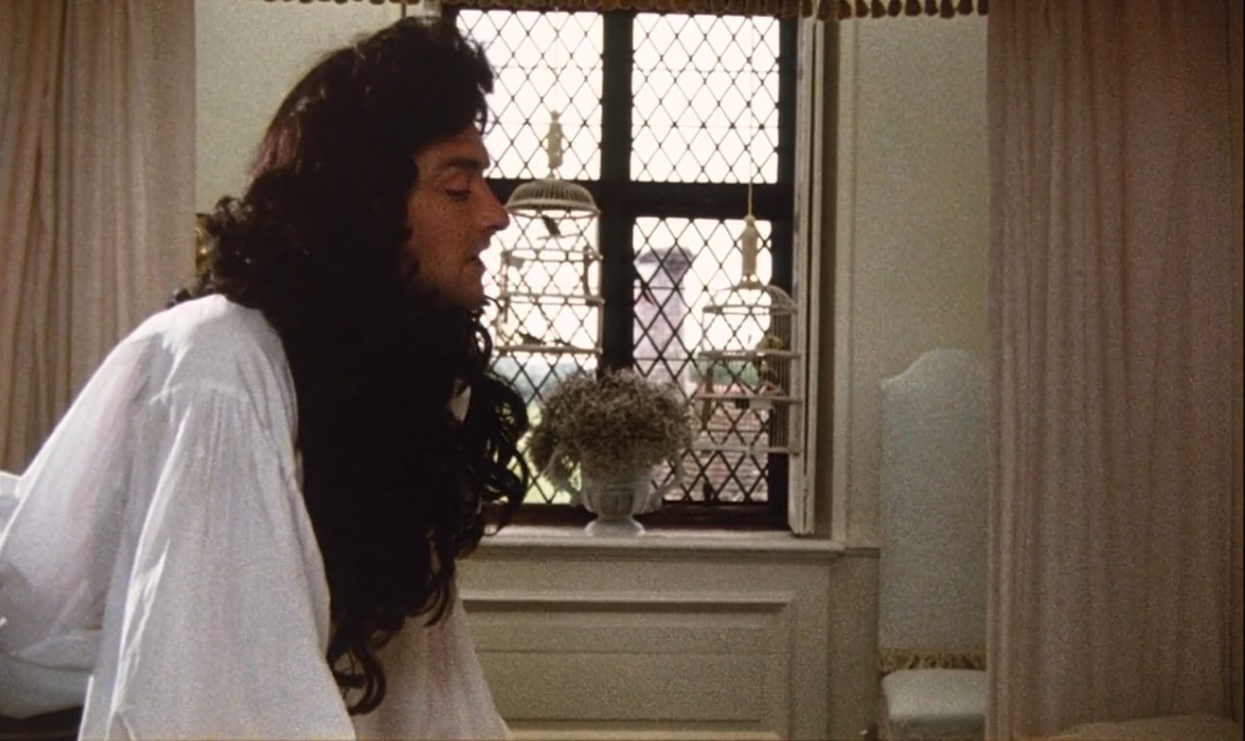 Мадам, кажется, вы делаете все, чтобы защитить Вашего садовника. Но лучшей его защитой выступаете не Вы, мадам, а его панталоны. Мужчина в красных панталонах не может выступать в роли заговорщика.