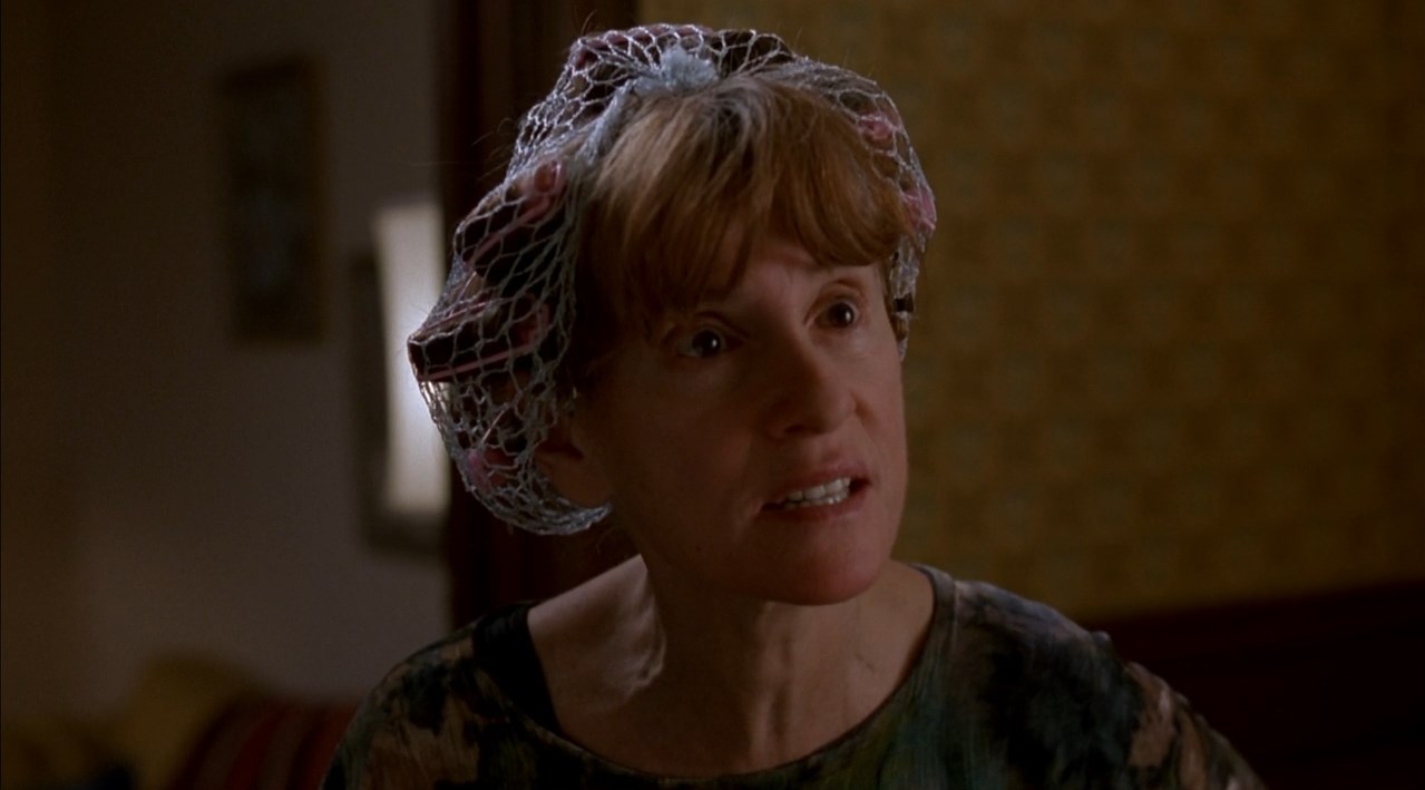 Стэнли Ипкисс миссис Пинмэн — Ипкисс, вы хоть представляете, который сейчас час?
— Вообще-то, нет.
— О! Мой новый ковёр! Вот за это ты мне заплатишь, Ипкисс!
— Знаете что, миссис Пинмэн?
— Что?!
— Ничего...
— Вот это ты и есть, Ипкисс, большое «ничто»!
— Не пора ли вам обратно в лабораторию, чтобы болты подтянули! Вот так и нужно было сказать...