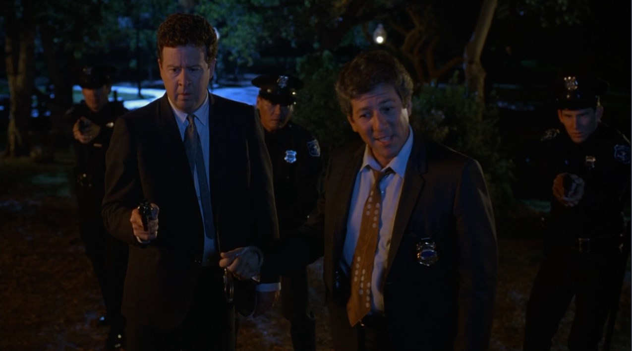 — Ты арестован!
— Нет, это был не я! Это был однорукий человек!