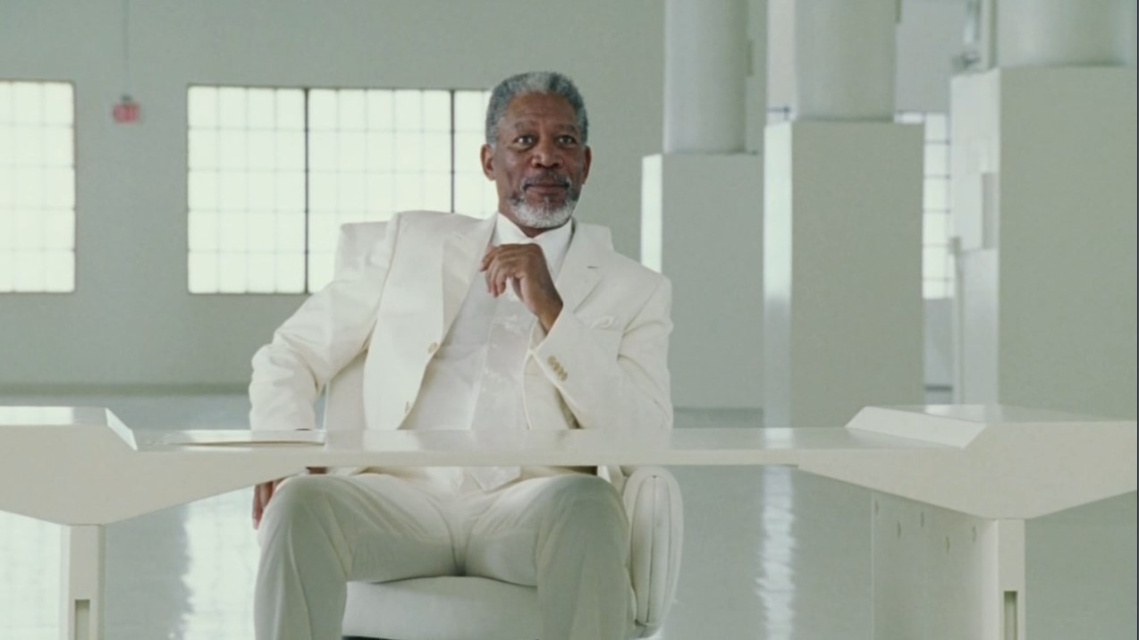 — Кто ты?
— Я есмь он. Создатель небес и земли. Альфа и омега…
— О, я знаю откуда ветер дует.
— Брюс, я — Бог.