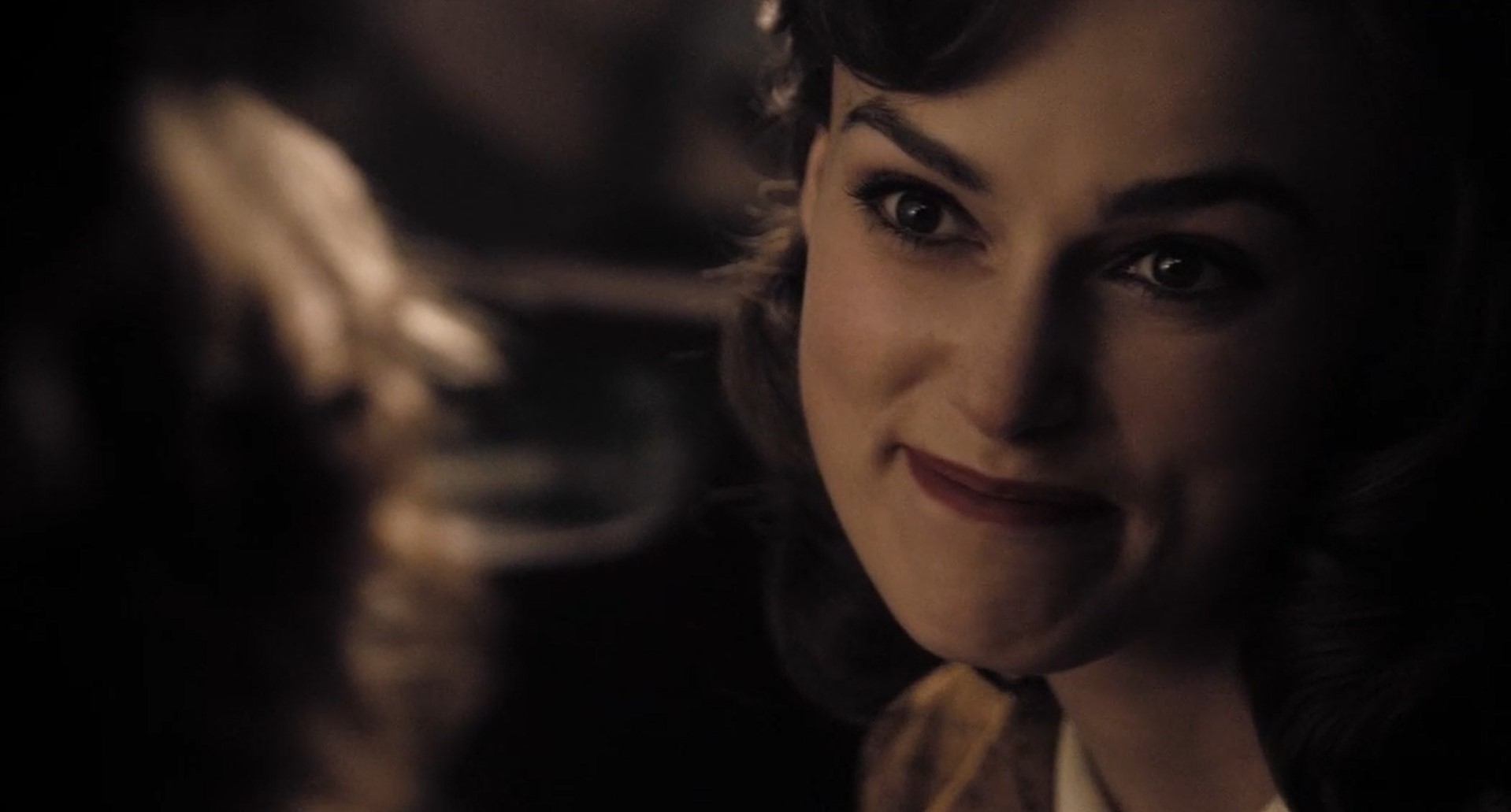 — Что это значит, когда она улыбается?
— Не знаю, в первый раз вижу.