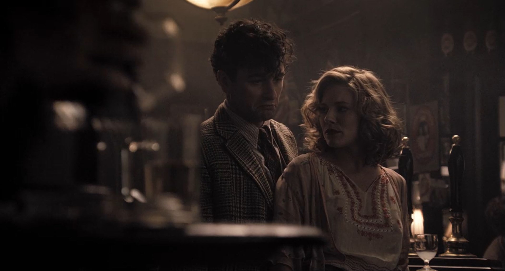 — Что это значит, когда она улыбается?
— Не знаю, в первый раз вижу.