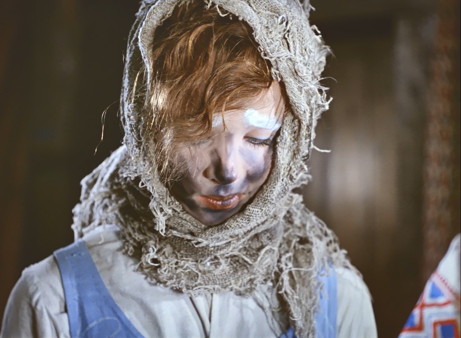 — Ну это нам совсем непригодное. Это чучело огородное.
— У нашей дуры – ни лица, ни фигуры… вся в папеньку.