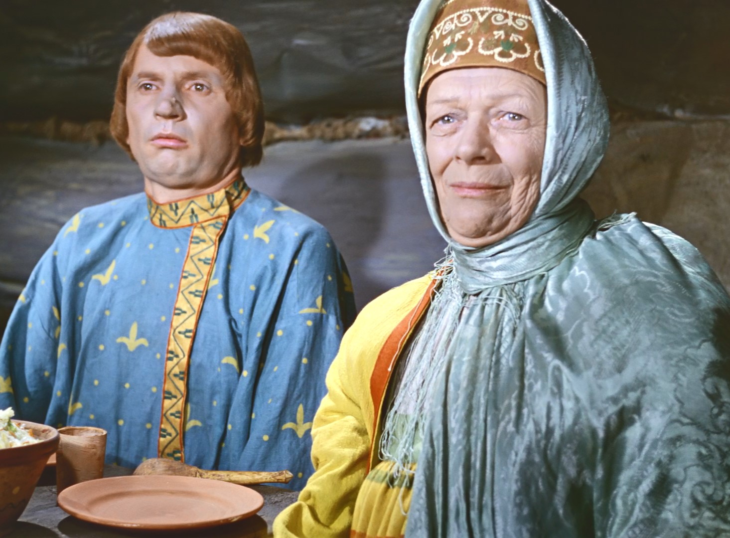 — Ну это нам совсем непригодное. Это чучело огородное.
— У нашей дуры – ни лица, ни фигуры… вся в папеньку.