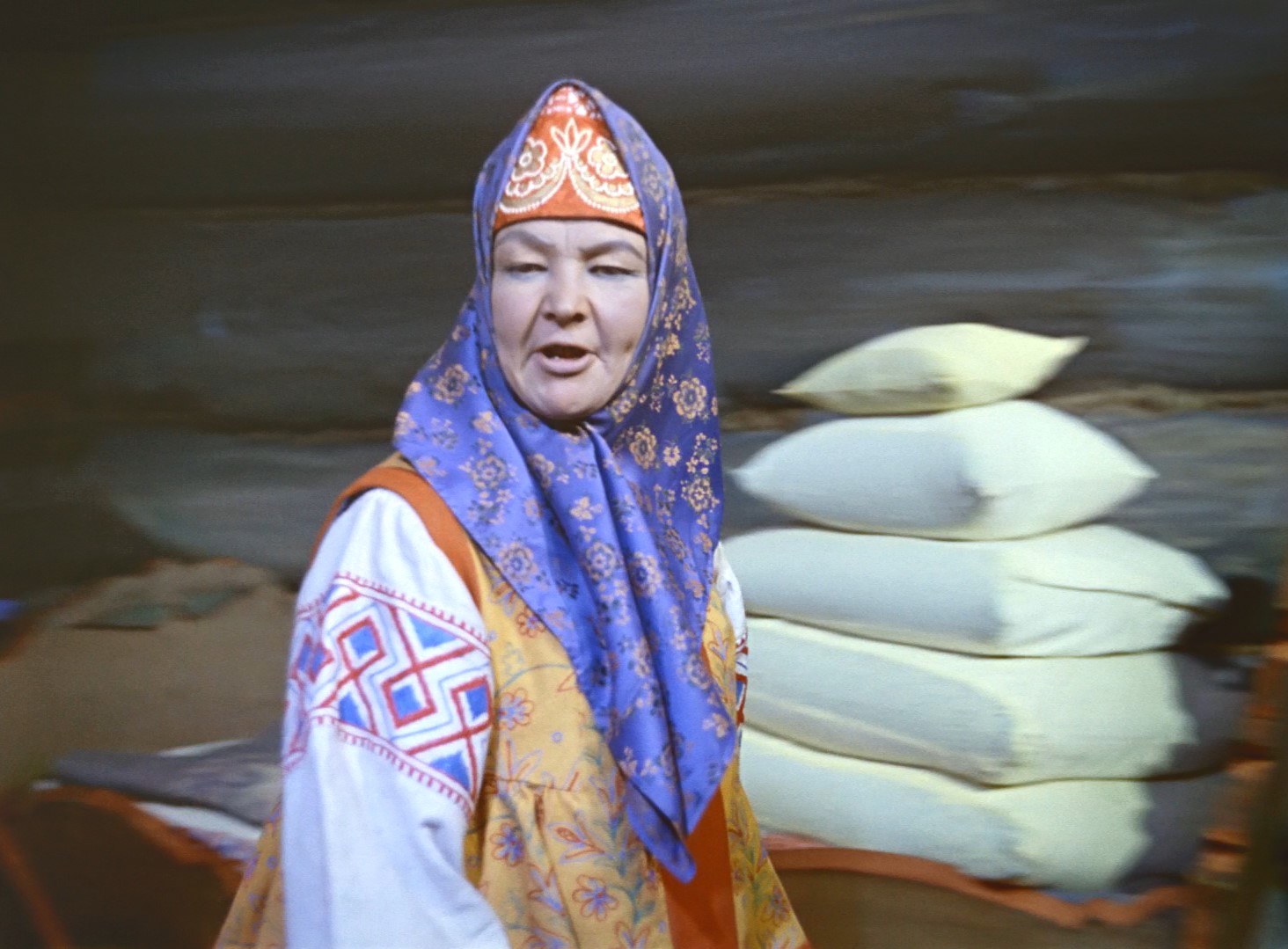 — Ну это нам совсем непригодное. Это чучело огородное.
— У нашей дуры – ни лица, ни фигуры… вся в папеньку.