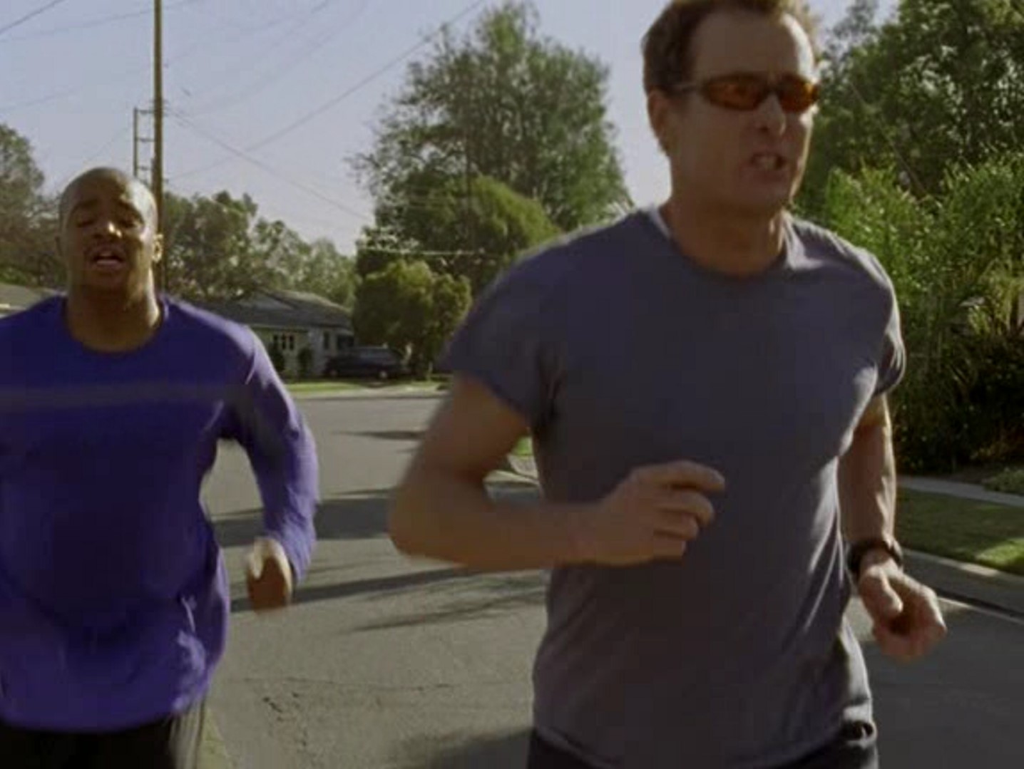 Не стесняйся, можешь пялиться на мою задницу, сколько тебе влезет! Человек вообще слаб, это ему свойственно!